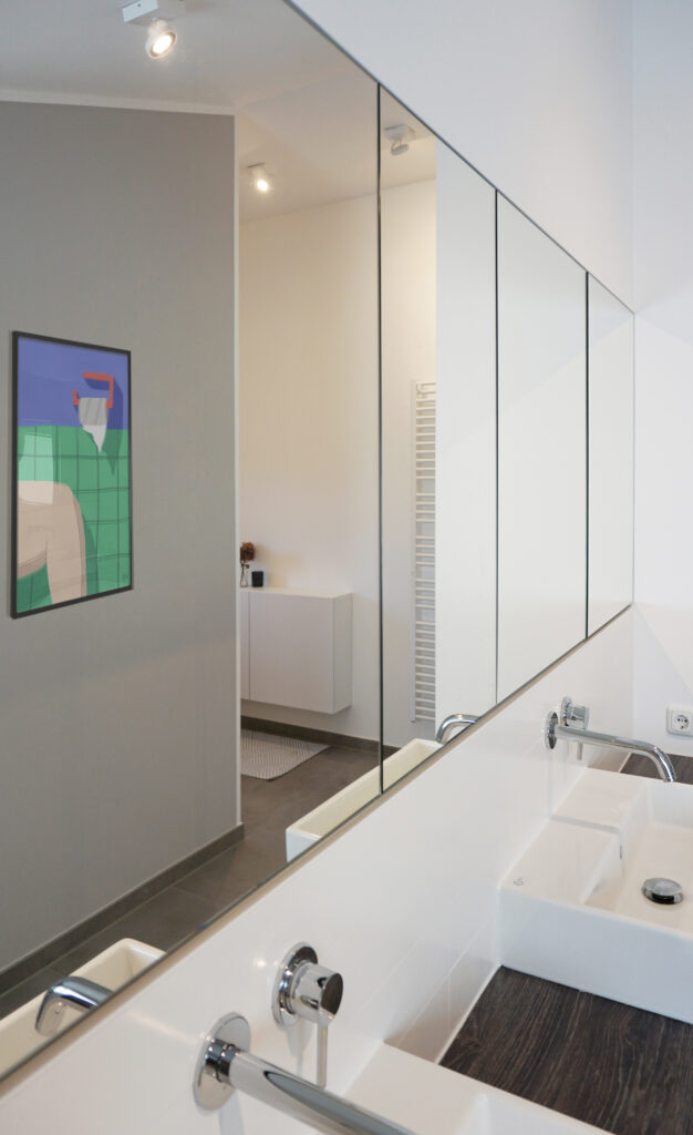 Badezimmer mit Spiegelschrank und Waschtischen