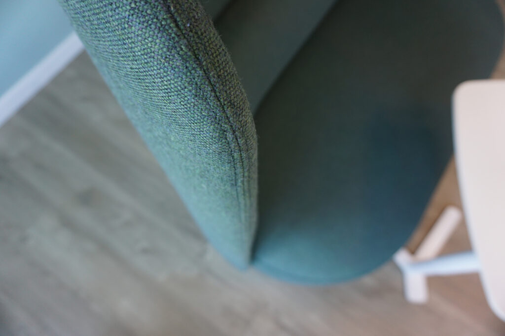Detail grüner Bezugsstoff Sofa